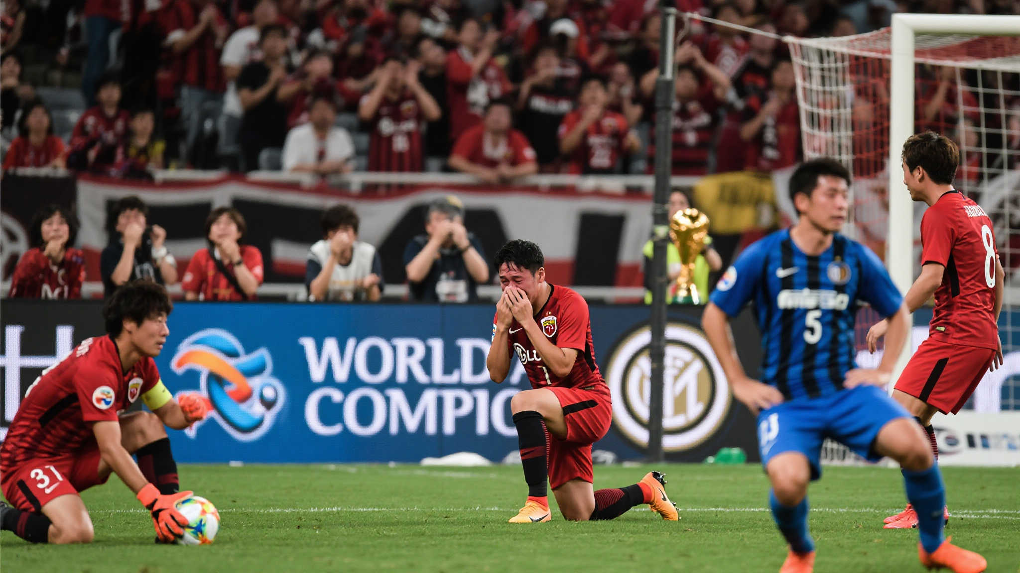 浦和红钻惜败国米,终场逆转令日本球迷失声痛哭 世俱杯一直以来都是世界足球舞台上的巅峰赛事之一,它