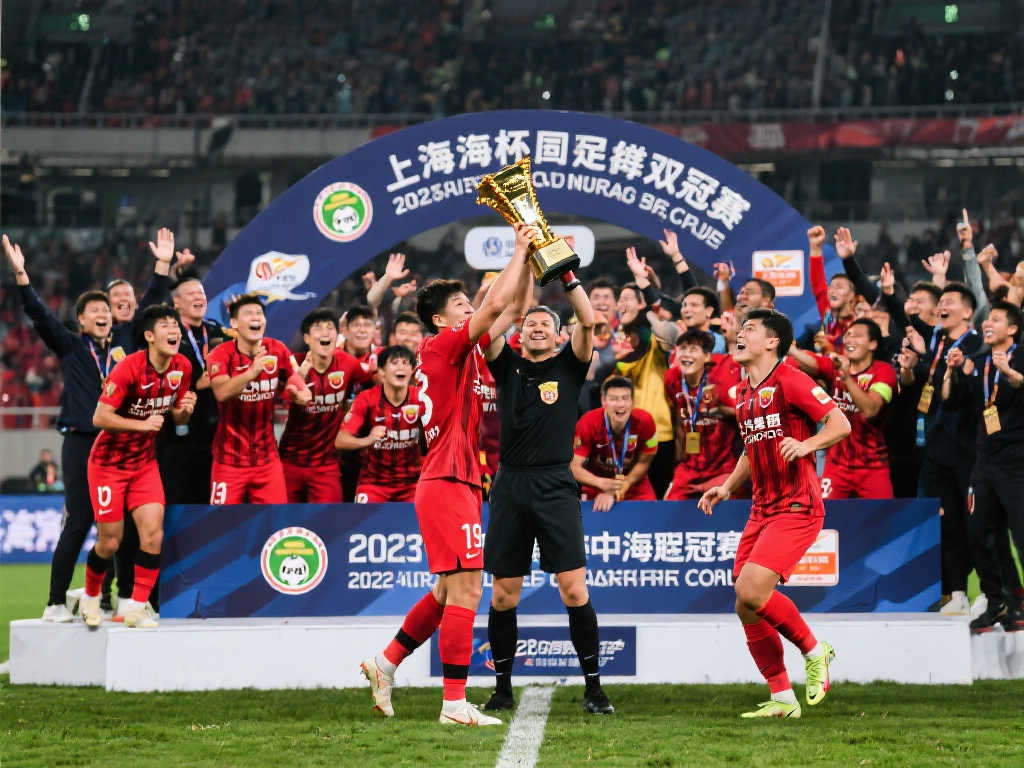 海港压轴战称雄双冠实至名归:展现最强足球风采 海港压轴战称雄双冠实至名归:展现最强足球风采